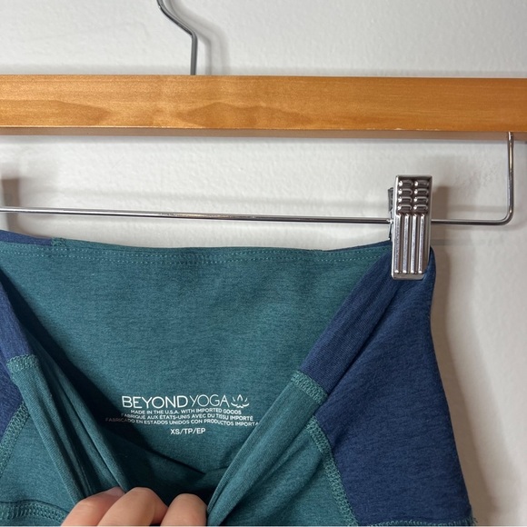 Beyond Yoga Spacedye Vivid Colorblock Legging in Green Heather Navy - Picture 6 of 8